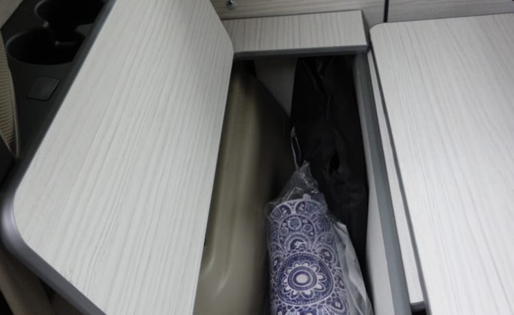 White Camper – Toyota Alphard Family Campervan per il tuo soggiorno