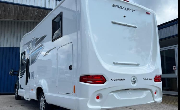 Jim – Luxuary 6 Berth motorhome with fixed beds to the rear