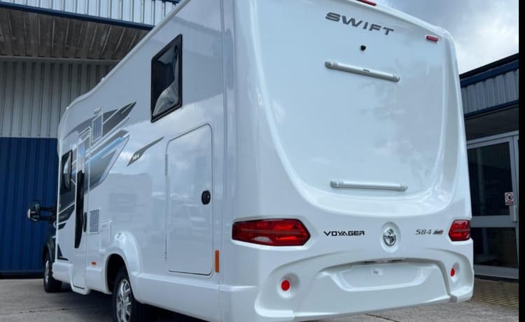 Jim – Luxe 6-persoons camper met vaste bedden aan de achterzijde