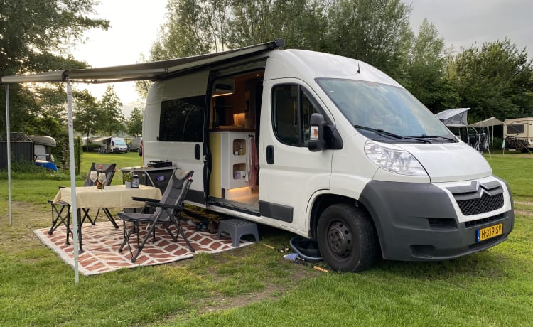 Otis – Camping-car auto-construit super confortable