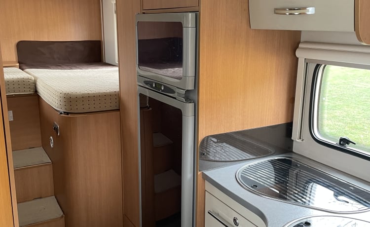 Teilintegrierter Camper für 4 Personen.