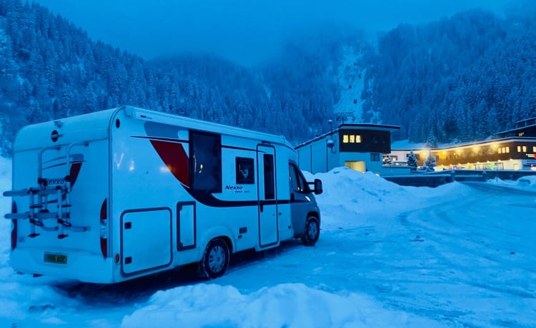 Burt – Camping-car d'aventure hivernal entièrement hors réseau pour deux