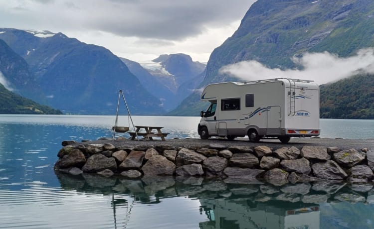 Familiencamper mit XL-Garage und gemütlicher Sitzecke! (6Person)