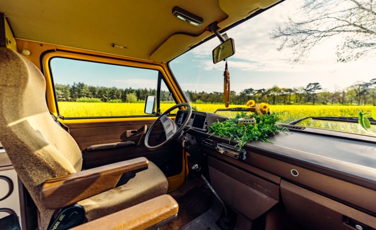 Simba – la fourgonnette Volkswagen rétro jaune avec toit relevable 