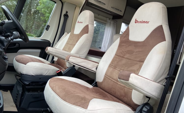 Moderne luxe 4-persoons Benimar camper