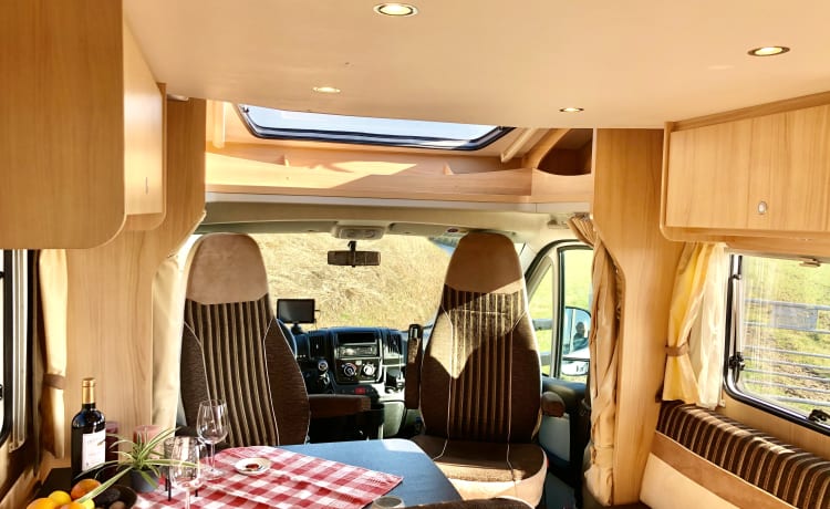 Very nice and complete spacious family camper for 2-4 persons