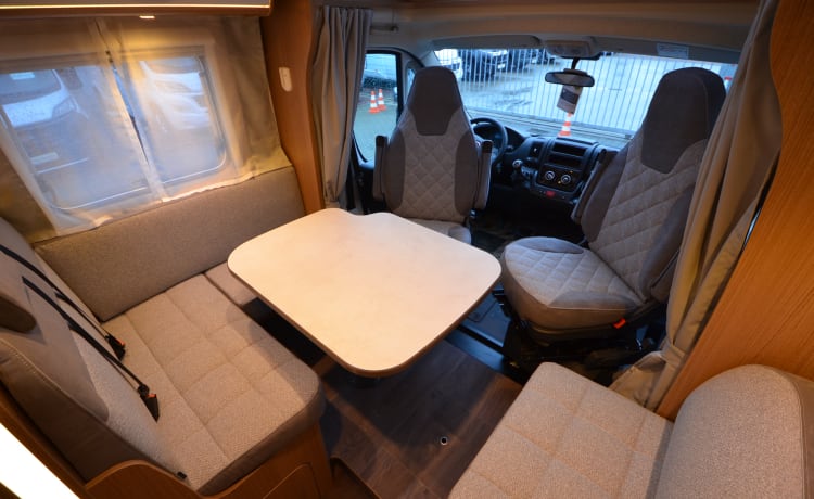 Carado T447 – Very luxurious camper length beds - separate shower - XXL garage - corner seat