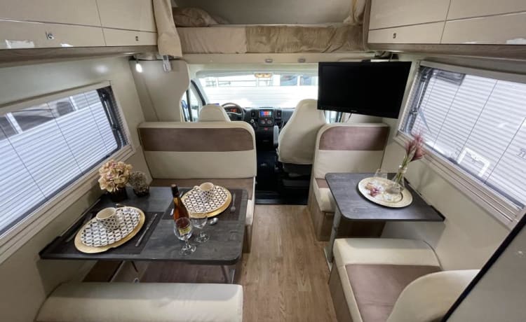 Fransie  – Luxury 5 person Alcove camper from 2017: Fransie