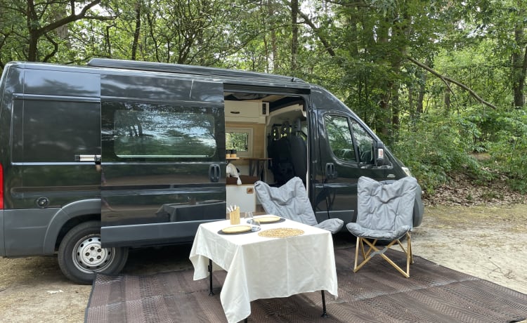 NOYR on Wheels – Beautiful black bus camper (4 people)