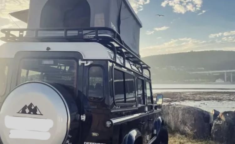 Landrover Defender 110 mit Tentbox-Unterkunft