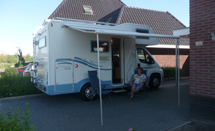 Mooie compacte camper voor 4 personen.