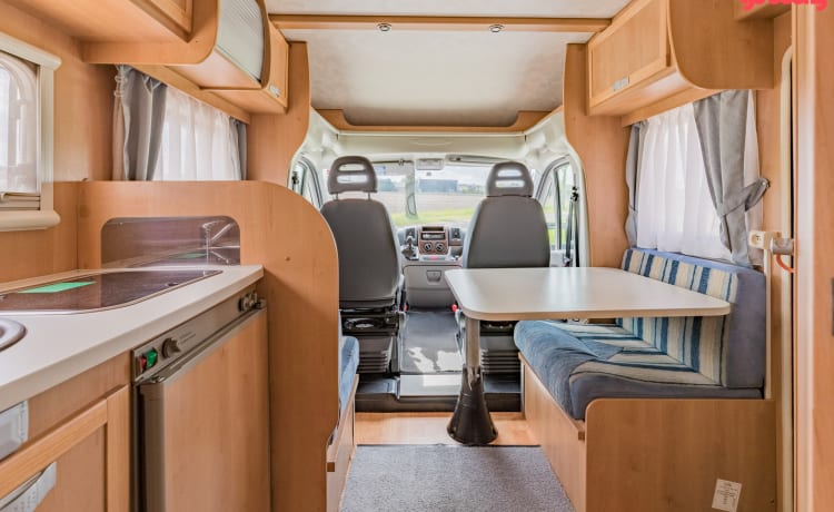 Neat 3-person camper, XXL garage, reversing camera, air conditioning