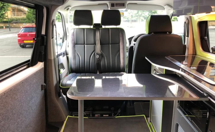 Arthur – VW Transporter T5 mit 4 Schlafplätzen