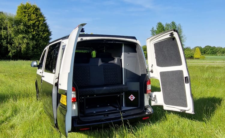 Pando  – VW T5 campervan 4 birth with deisel heater