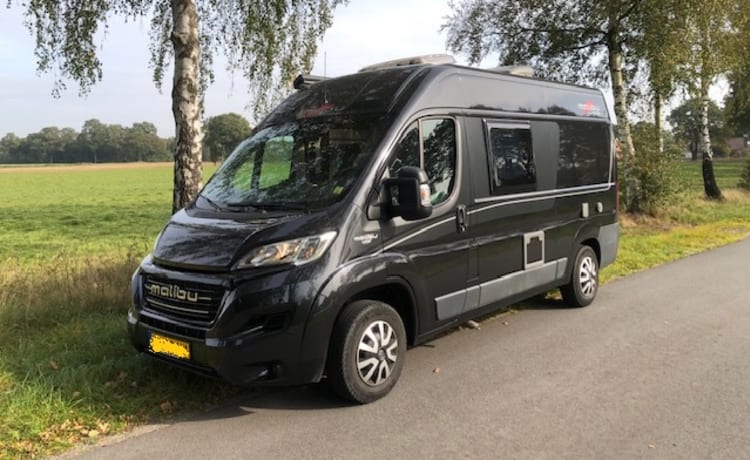 Malibu Van – Compact luxury Malibu bus camper with low bed!