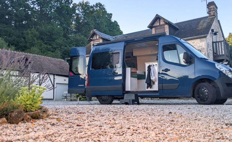 The Eagle – Bus camping-car 2 personnes Renault Master 2016 (lit 2 x longueur !)