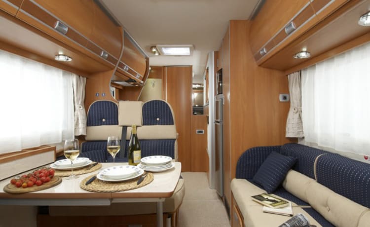 EcoVip Camper – Super luxury spacious family camper, beautiful Italian interior with air conditioning!