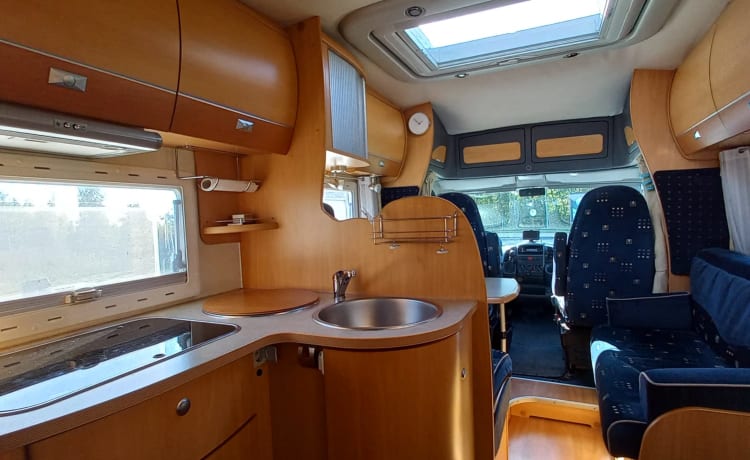 Super cozy spacious challenger eden 602 camper