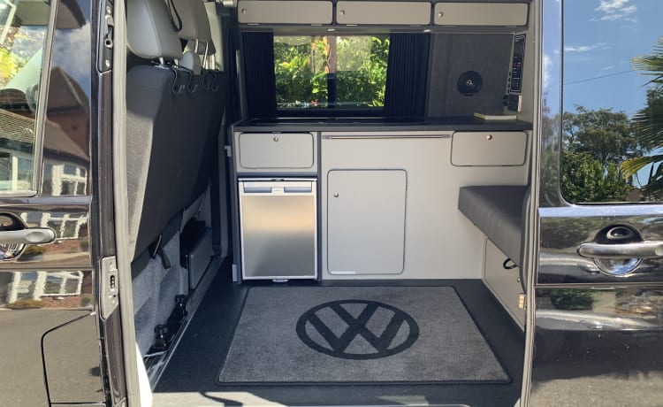 Captain B – Stylish Volkswagen T5 Campervan (With Heating!)