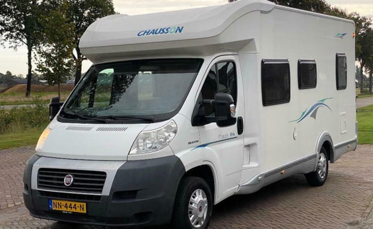 Ruime 4 persoons Fiat Camper Chausson Flash met Frans bed & hef bed