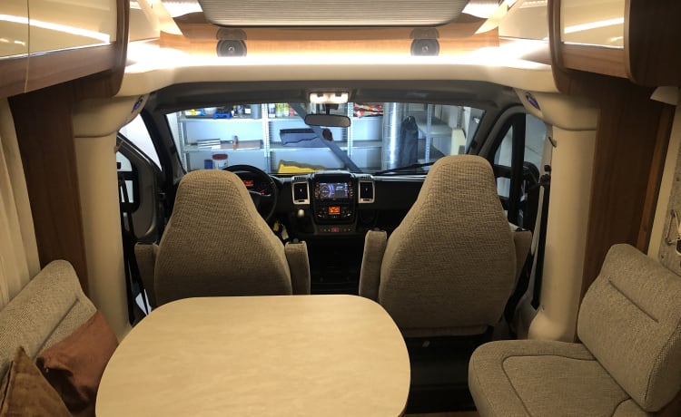 Automaat – Luxurious and well-maintained 2p Hymer semi-integrated from 2019 - Automatic