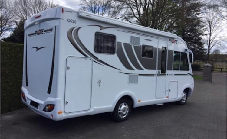 Super mooie Pilote integraal camper met 4 slaapplaatsen