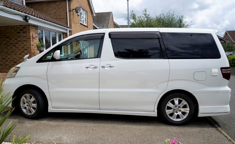 White Camper – Toyota Alphard Family Campervan voor uw Staycation