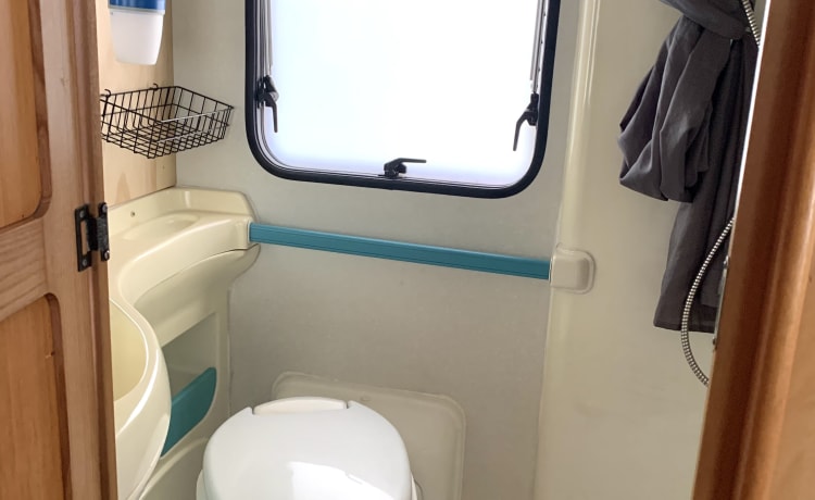 Winston – Spacious and complete 6p family camper with alcove