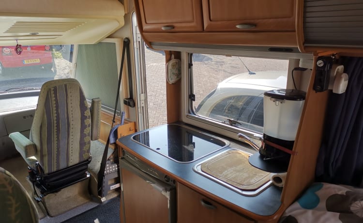 B574 met dubbele bodem  – 4p Top Hymer with good French beds