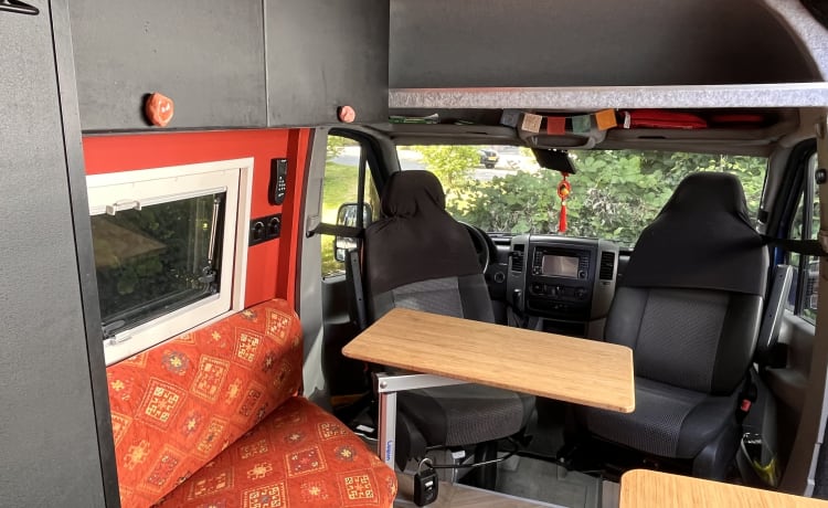 Ome toon  – luxury self-build self-sufficient Mercedes sprinter