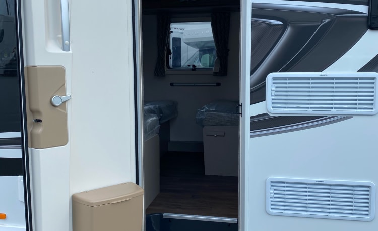 (MH002) Mooie Swift Edge 476 camper met 6 slaapplaatsen