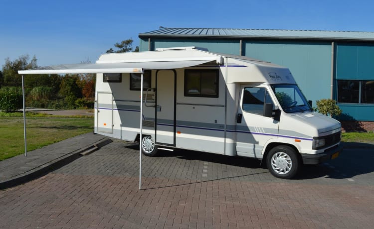 Walter  – Comfortabel op reis in deze ruime & gezellige camper! 