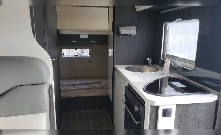 Zefiro 675  – 2022 Roller Team Zefiro 675 automatic 6 berth + 6 seatbelts 