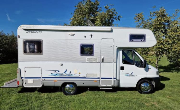 Wonderful and practical Dethleffs camper for 2 to 5 people.
