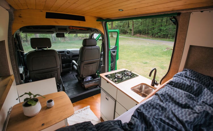 The Green House - Un Renault Master autonomo di lusso con due posti letto!