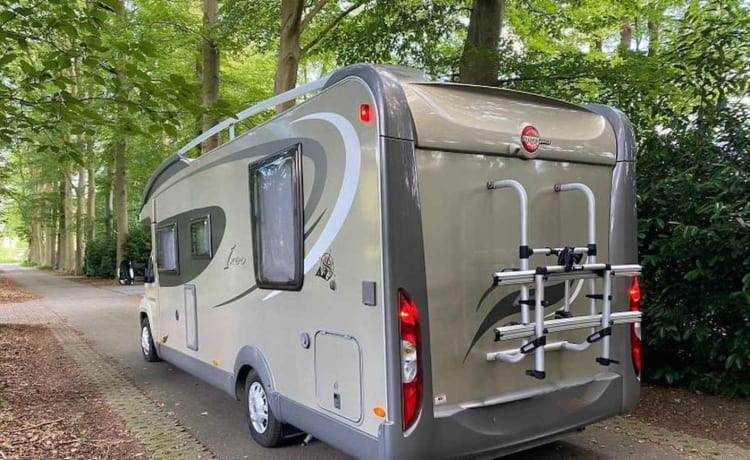 4-persoons Camper met Queensbed en hefbed, voorzien van airco