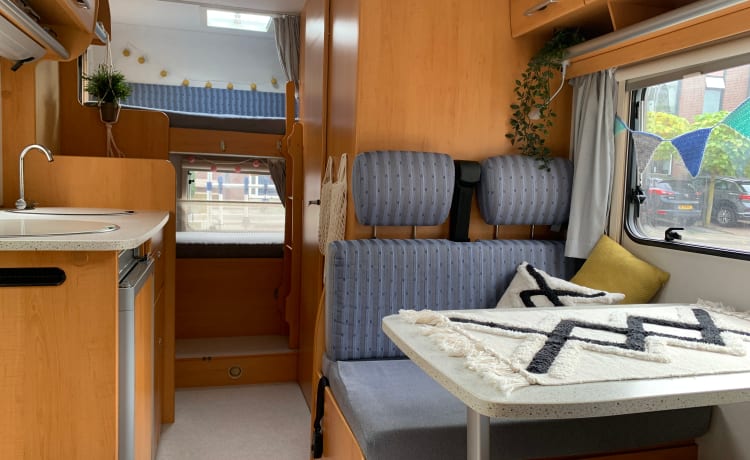 Hymer ruime 6p Familiecamper met stapelbed 