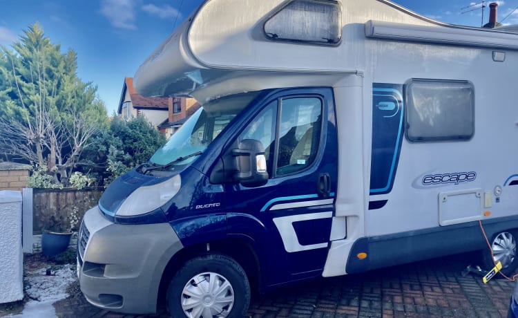 Maisie – Beau camping-car avec tout ce dont vous avez besoin.