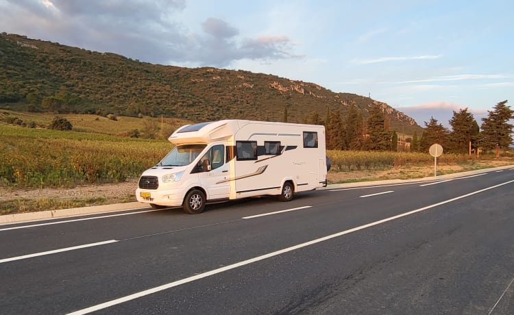 Camping-car semi-intégré moderne et luxueux 4 pers