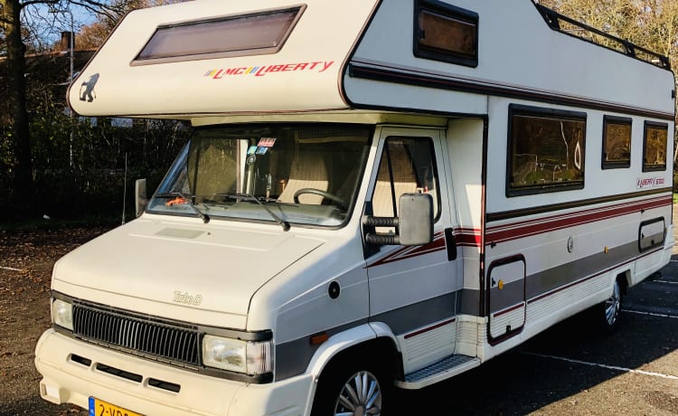 Grand camping-car 6 personnes à louer. Liberté LMC