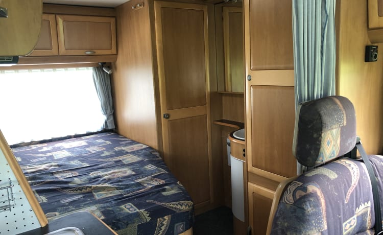 Ideal family camper Hymer B574, Airco, Fixed bed and Drop-down bed 5 pers, 2.8 Turbo