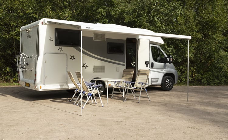 Half-integrated 4 personen camper uit 2013