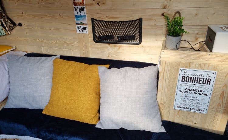 Julienvoyageur42 – Leuke peugeot boxer met houten interieur