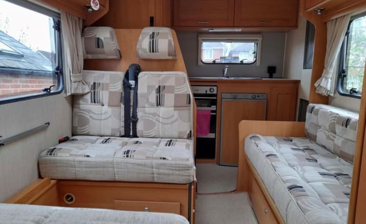 Gladdis – 4-persoons Peugeot Elddis Sunseeker 100 uit 2010