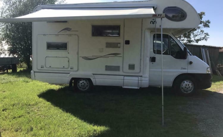 Fiat 6 personnes avec lits superposés, climatisation et assurance complète.