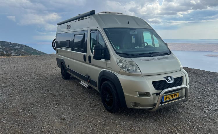 Travelcar – Beau bus de camping-car moderne et cool pour 2 personnes