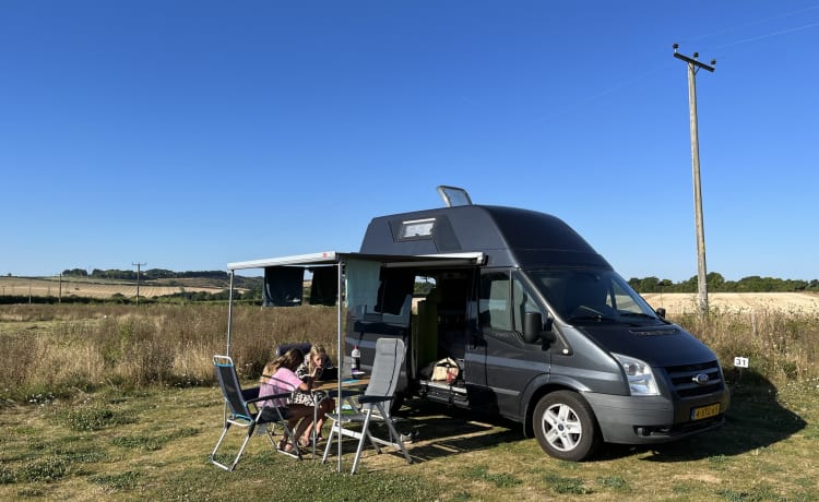 Bellissimo Ford Transit Nugget con tetto alto, tanto spazio in un autobus compatto!