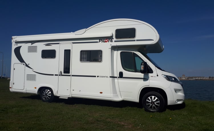 Camper 2 – Spacious and luxurious Pilote 6-person family camper with Playstation and LED TV!