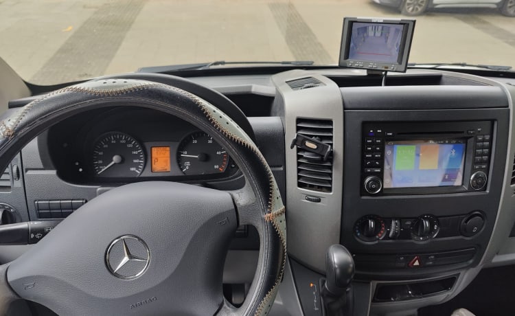 Off-grid Mercedes-Benz bus 