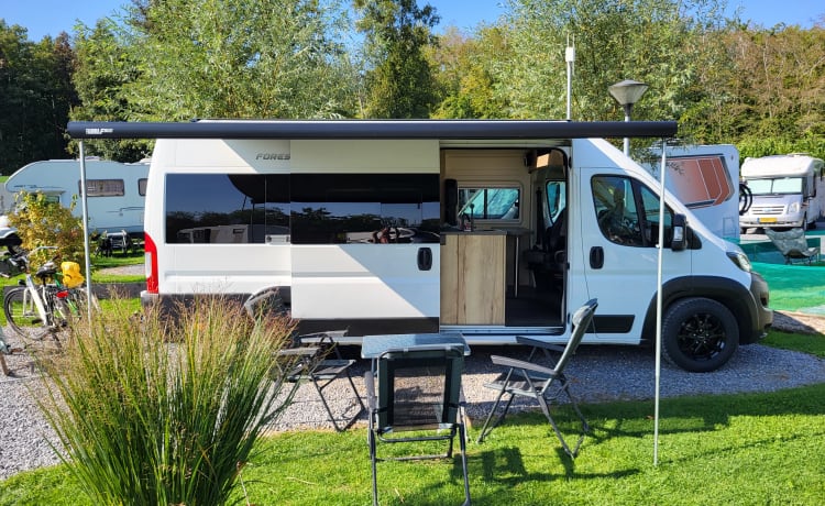 Camperbus avontuurlijke familiecamper 4 personen